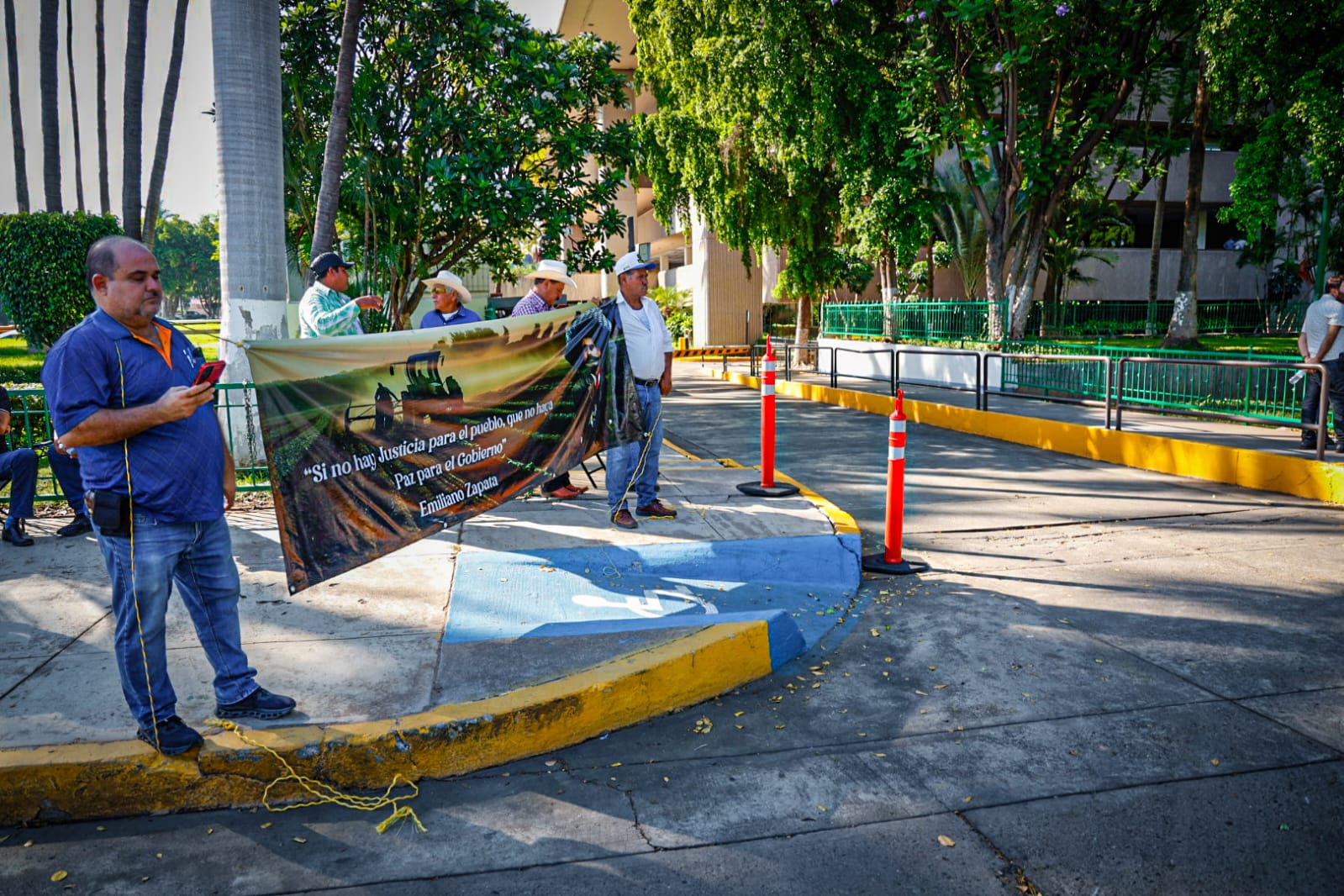 productores toman palacio de gobierno en culiacan sinaloa