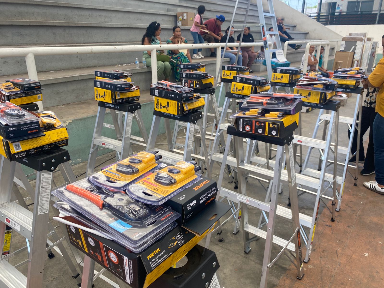 Un total de 113 microempresarios en Mazatlán reciben equipamiento con el programa “Equípate"