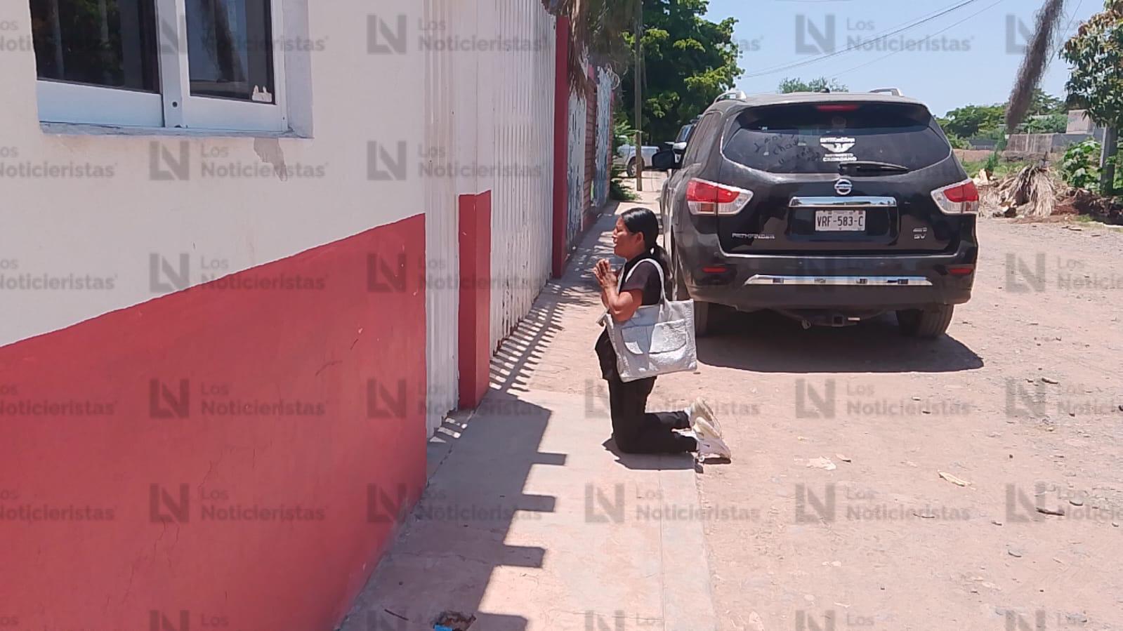 Prudencia Torres de rodillas afuera de la Casa Hogar en Guasave