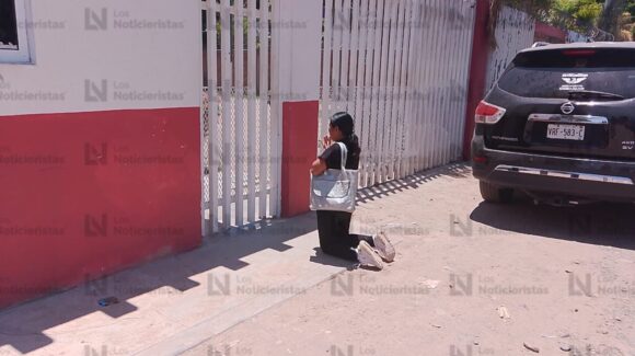 De rodillas y con lágrimas en los ojos, Prudencia pide ver a su niña ante negativa de Casa Hogar en Guasave
