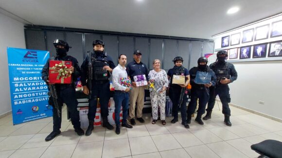 Reconoce Canaco labor de policías con entrega de regalos en su día, en Salvador Alvarado