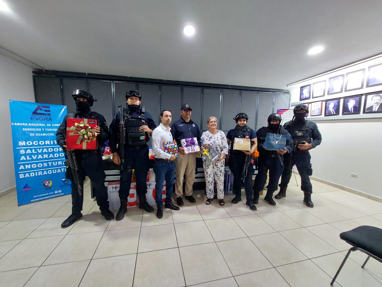 Reconoce Canaco labor de policías con entrega de regalos en su día, en Salvador Alvarado