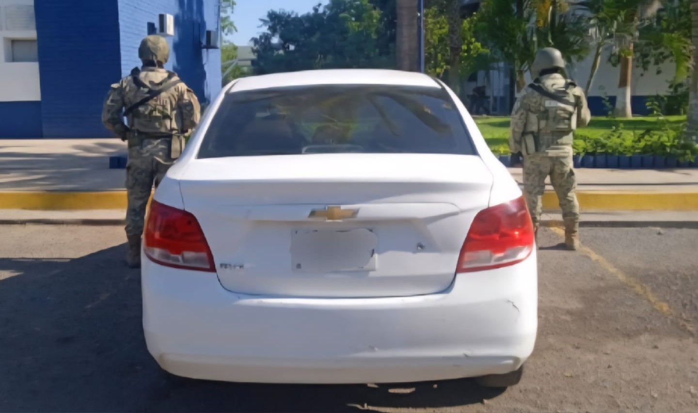 Recuperan auto y moto despojados en Culiacán