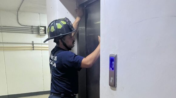 Rescatan a personas atrapadas en elevador de Mazatlán