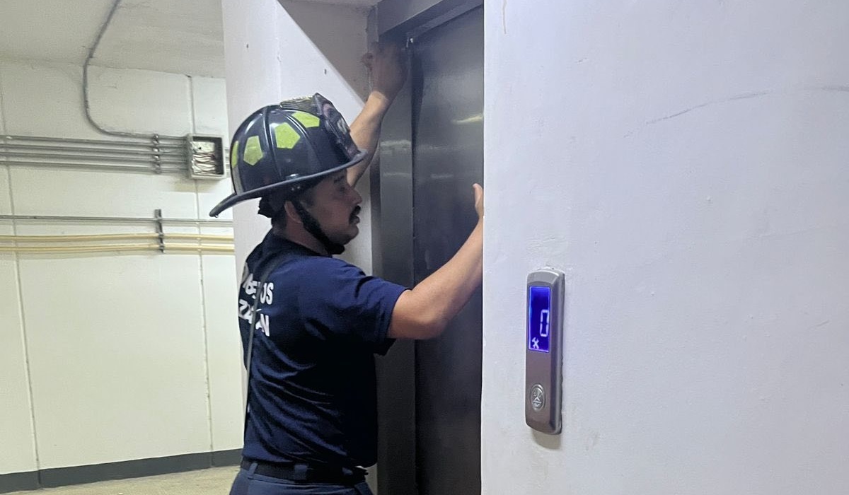 Rescatan a personas atrapadas el elevador en Mazatlán