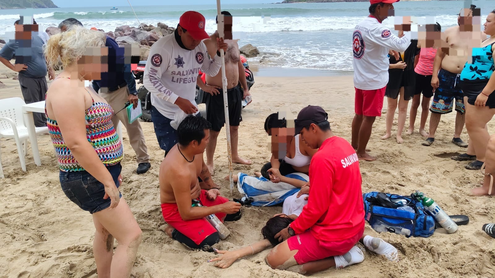 rescatan a turistas en las playas de mazatlan