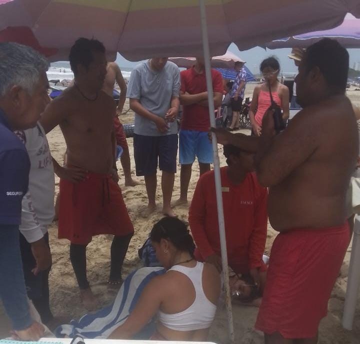 rescatan a turistas en las playas de mazatlan