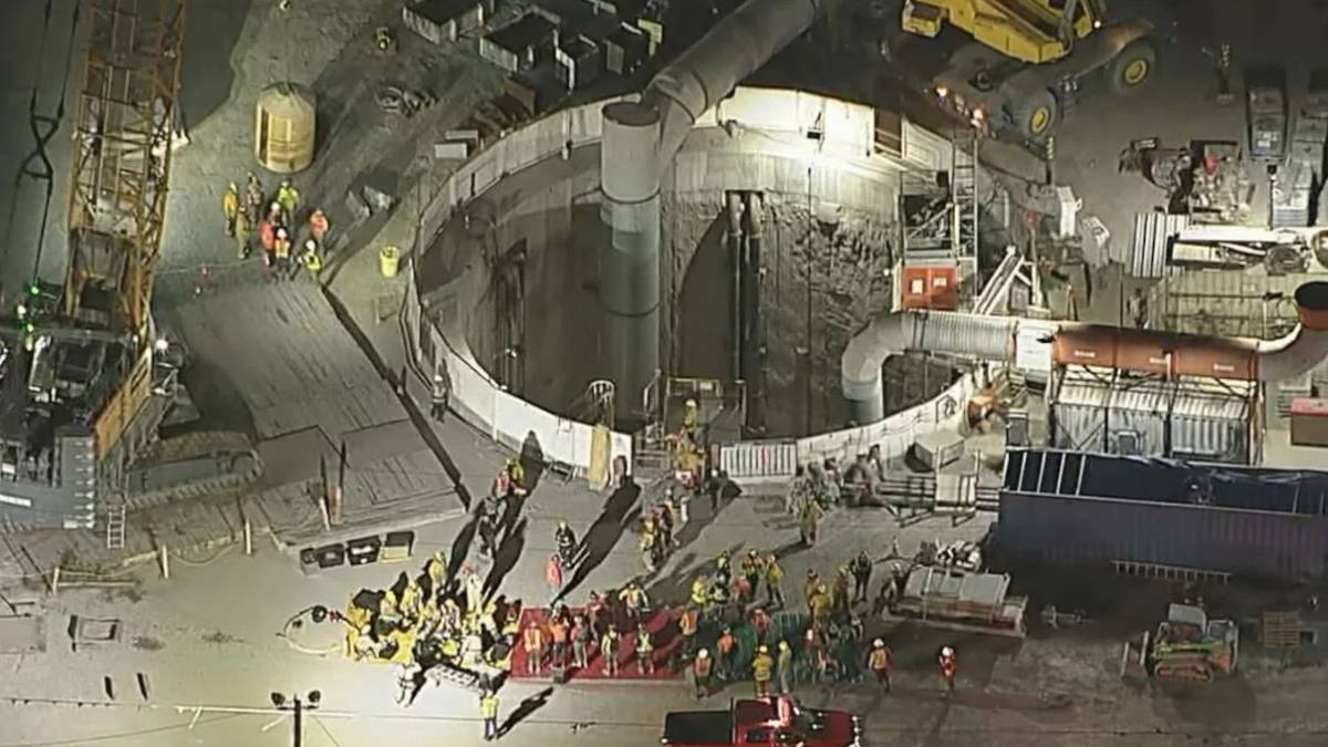 Se derrumba túnel en Los Ángeles; bomberos rescatan con vida a 31 trabajadores atrapados