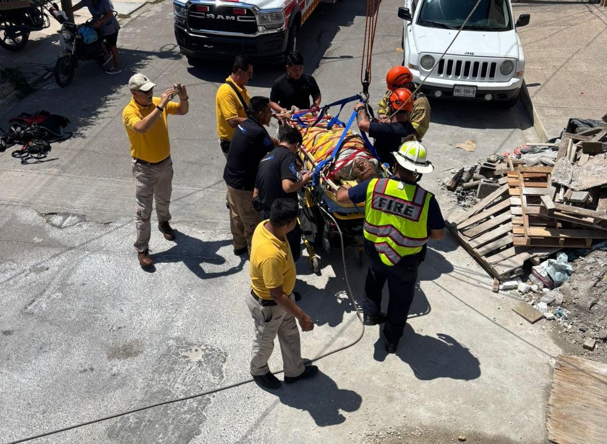 Bomberos realizan rescate de trabajador con golpe de calor en Mazatlán