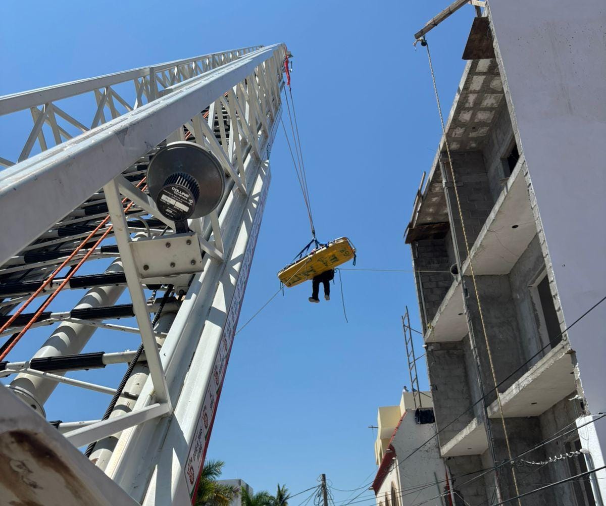 Bomberos realizan rescate de trabajador con golpe de calor en Mazatlán