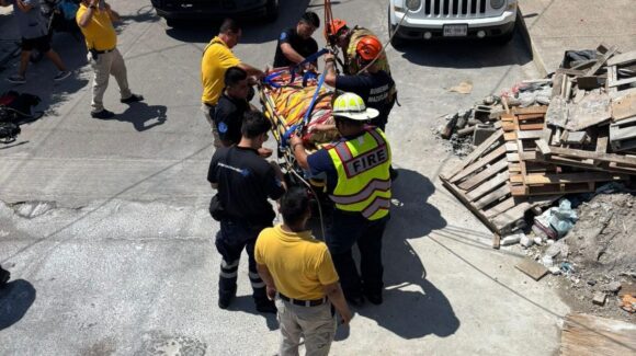 Bomberos realizan rescate de trabajador con golpe de calor en Mazatlán