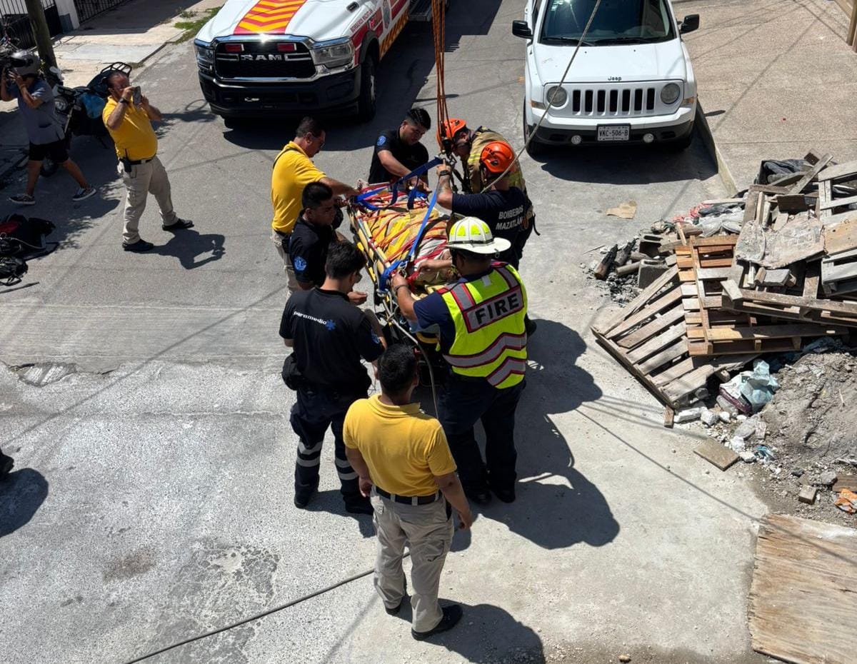 Bomberos realizan rescate de trabajador con golpe de calor en Mazatlán