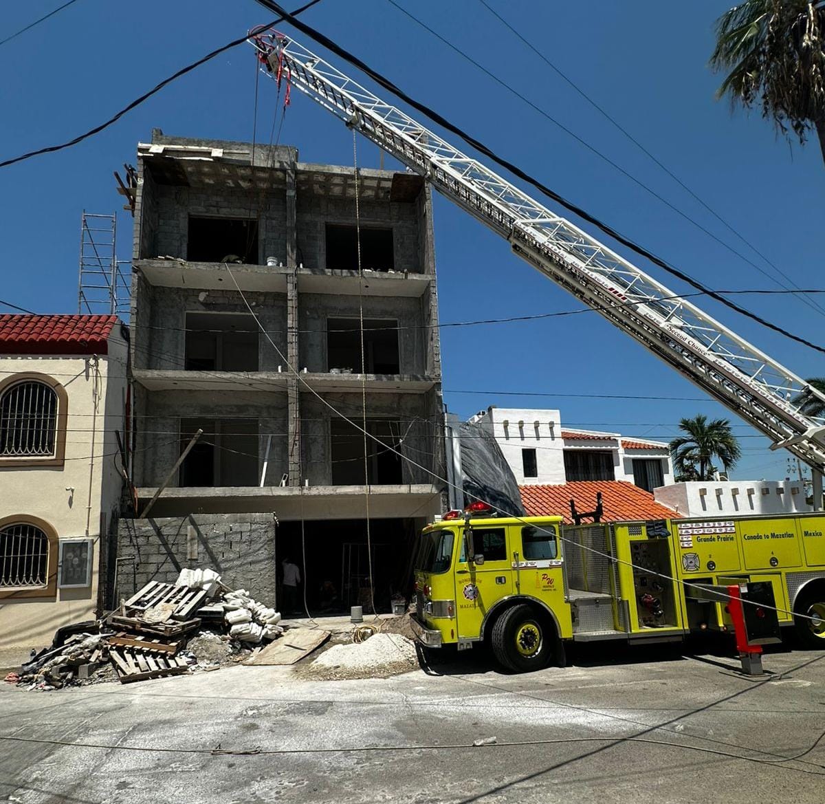 Bomberos realizan rescate de trabajador con golpe de calor en Mazatlán