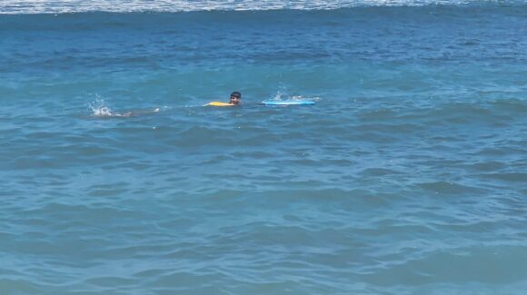 Salvavidas evitan tragedia en Mazatlán, rescatan a menor arrastrado por la corriente en Playa Pinitos