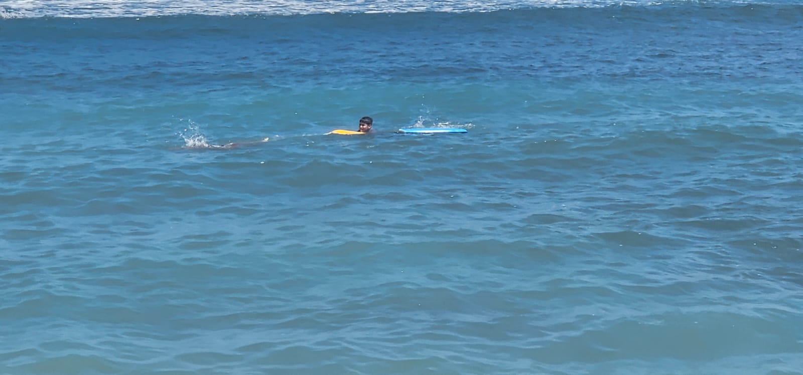 rescatan a menor arrastrado por la corriente en Playa Pinitos
