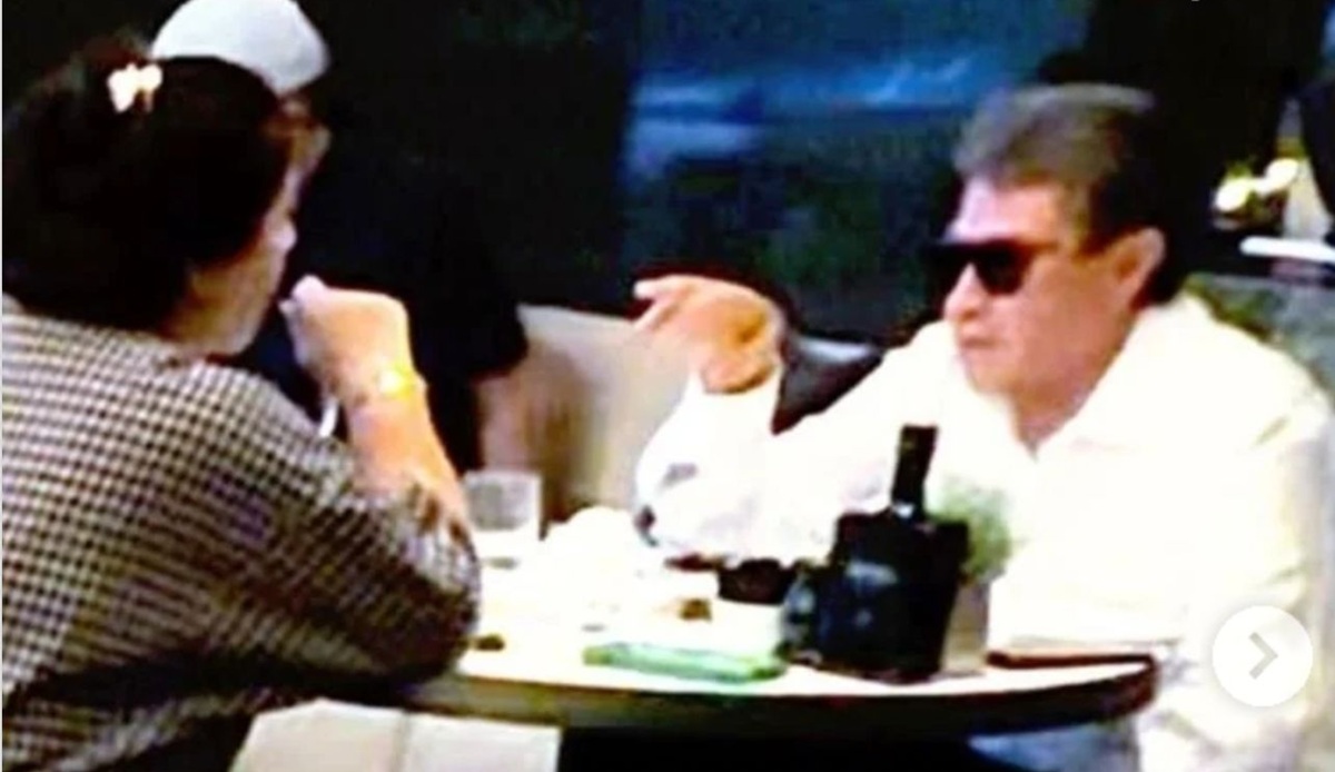 Ricardo Monreal y su esposa desayunando en hotel de Madrid, España