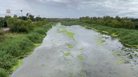 Con apoyo de particular inician desazolve emergente en el vado del río Sinaloa, en Guasave
