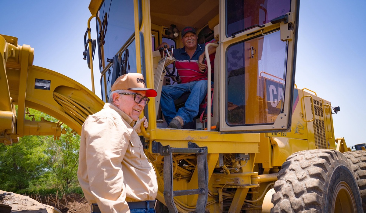 Rubén Rocha Moya supervisa avance de construcción del malecón margen izquierda en Culiacán