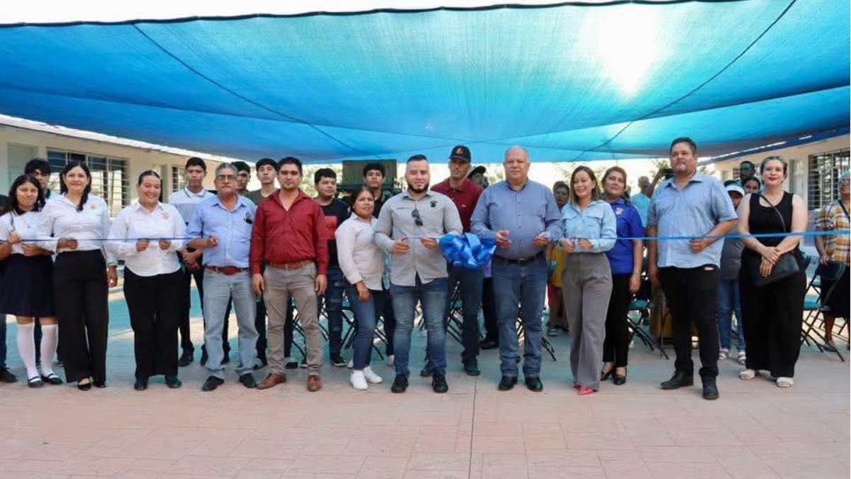 El alcalde Rolando Mercado visitó la Preparatoria UAS Venancio Leyva Murillo, extensión Genaro Estrada, donde inauguró una malla sombra