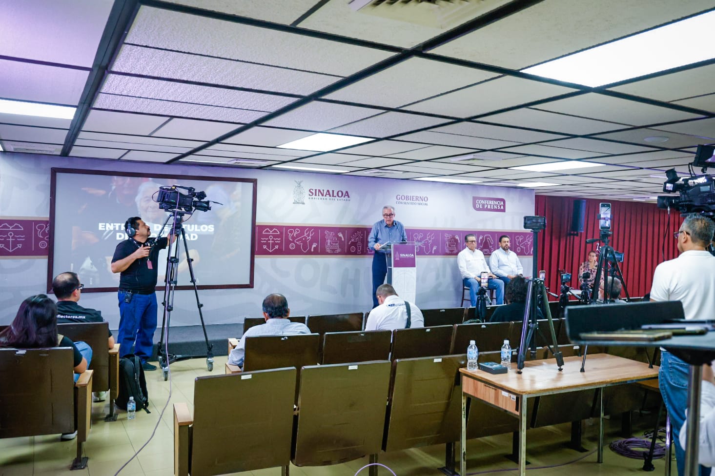 Rubén Rocha Moya en su conferencia de prensa semanera