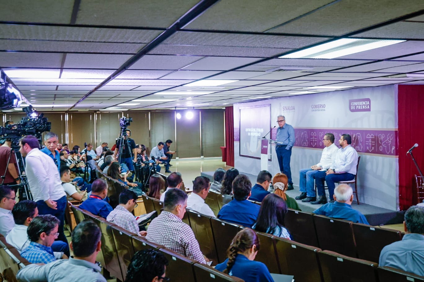 Rubén Rocha Moya en su conferencia de prensa semanera