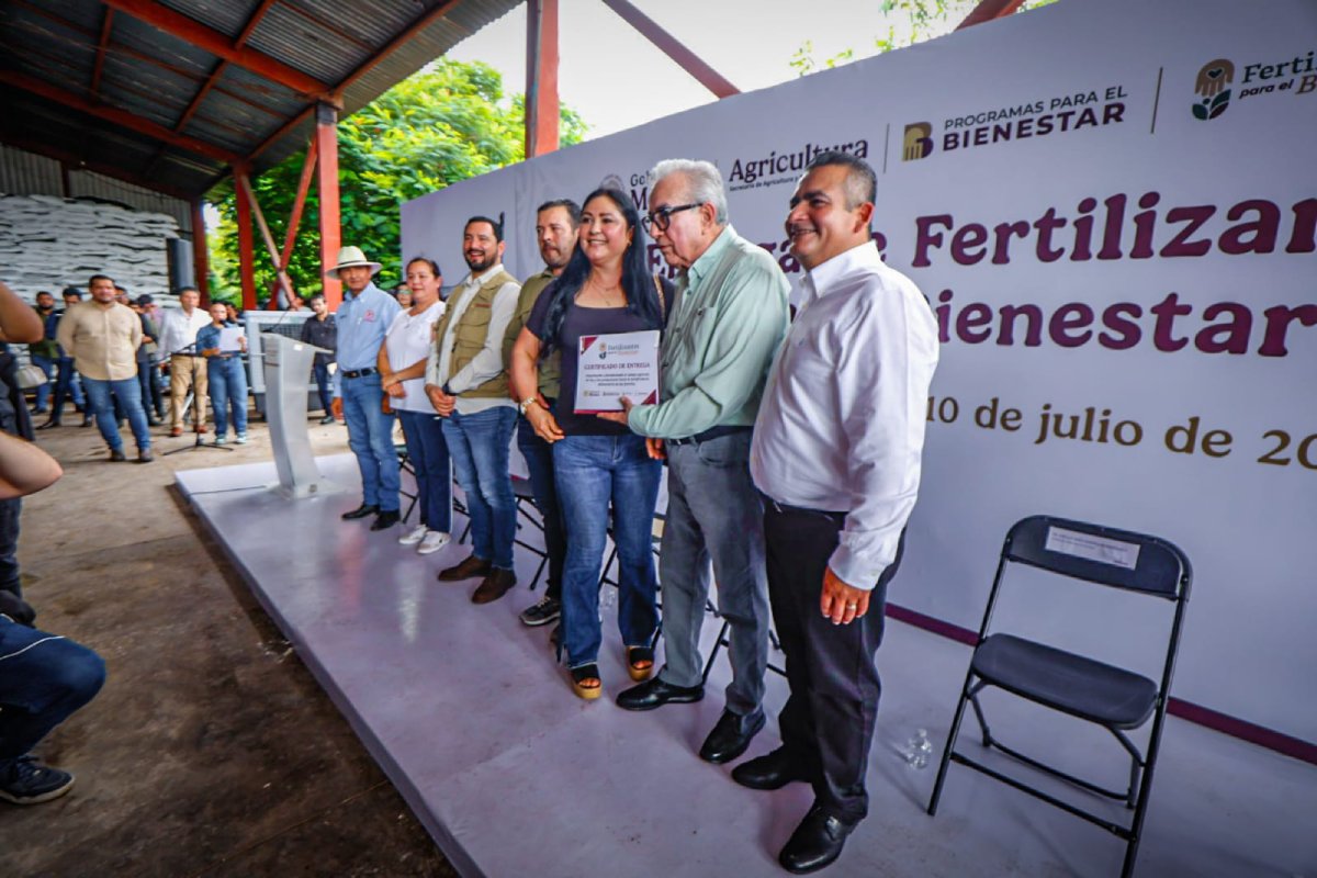 Rubén Rocha Moya entrega fertilizantes del Bienestar a productores de Navolato
