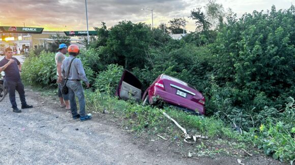 Salida de camino moviliza a bomberos en Villa Unión; hombre resulta ileso