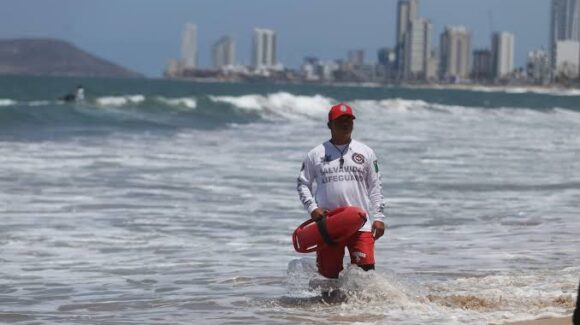 Rescatan a cinco bañistas durante operativo en playas de Mazatlán, Sinaloa