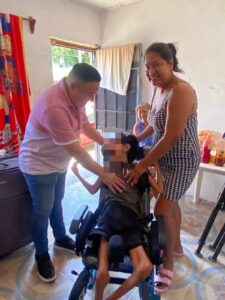 Luego de años, Samuel Adrián recibe una silla de ruedas ante su parálisis cerebral