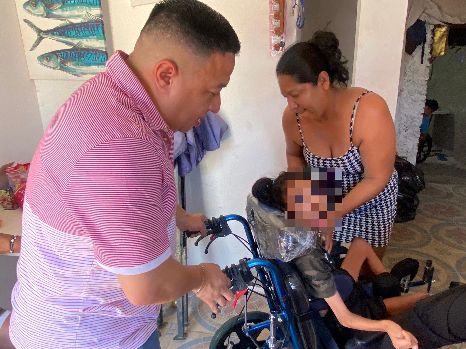 Luego de años, Samuel Adrián recibe una silla de ruedas ante su parálisis cerebral