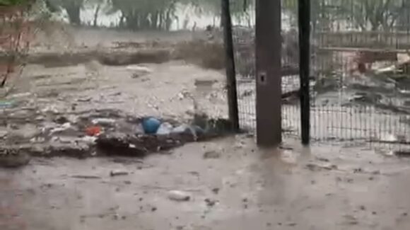 Se desborda arroyo “El Chiflais” en Mocorito tras intensa lluvia; reportan daños en al menos siete viviendas