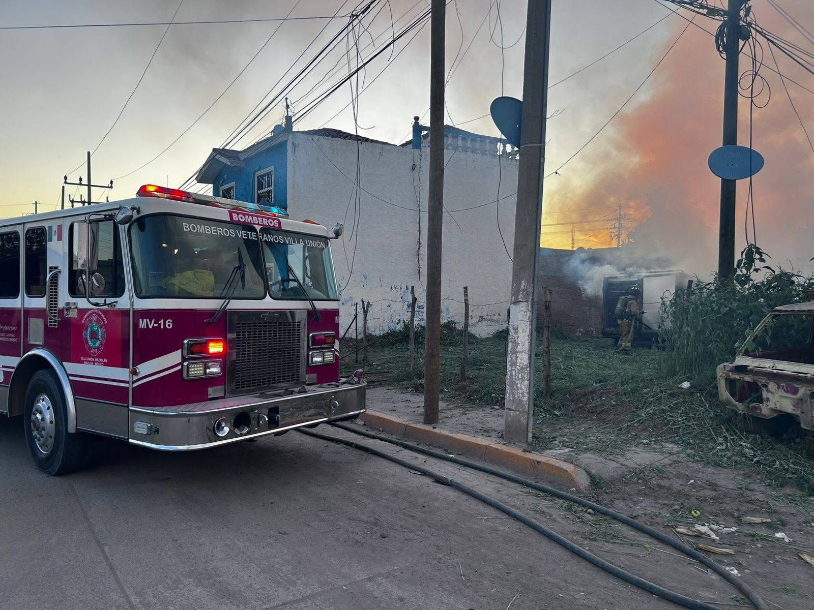 Se incendia camioneta en Villa Unión, Mazatlán