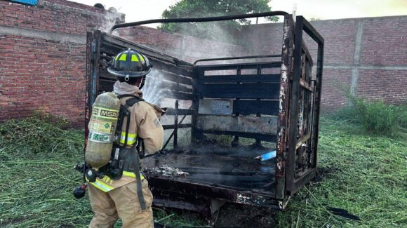 Se ‘prende’ camioneta en Villa Unión; controlan la situación a tiempo por reporte ciudadano