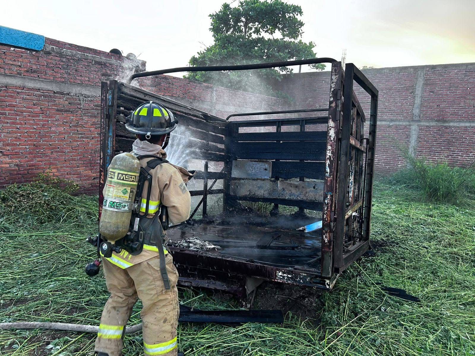 Se incendia camioneta en Villa Unión, Mazatlán