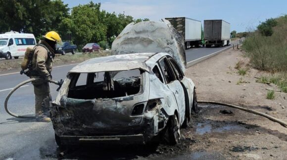 Se incendia vehículo en la México 15 y el entronque del ejido El Porvenir, en Ahome