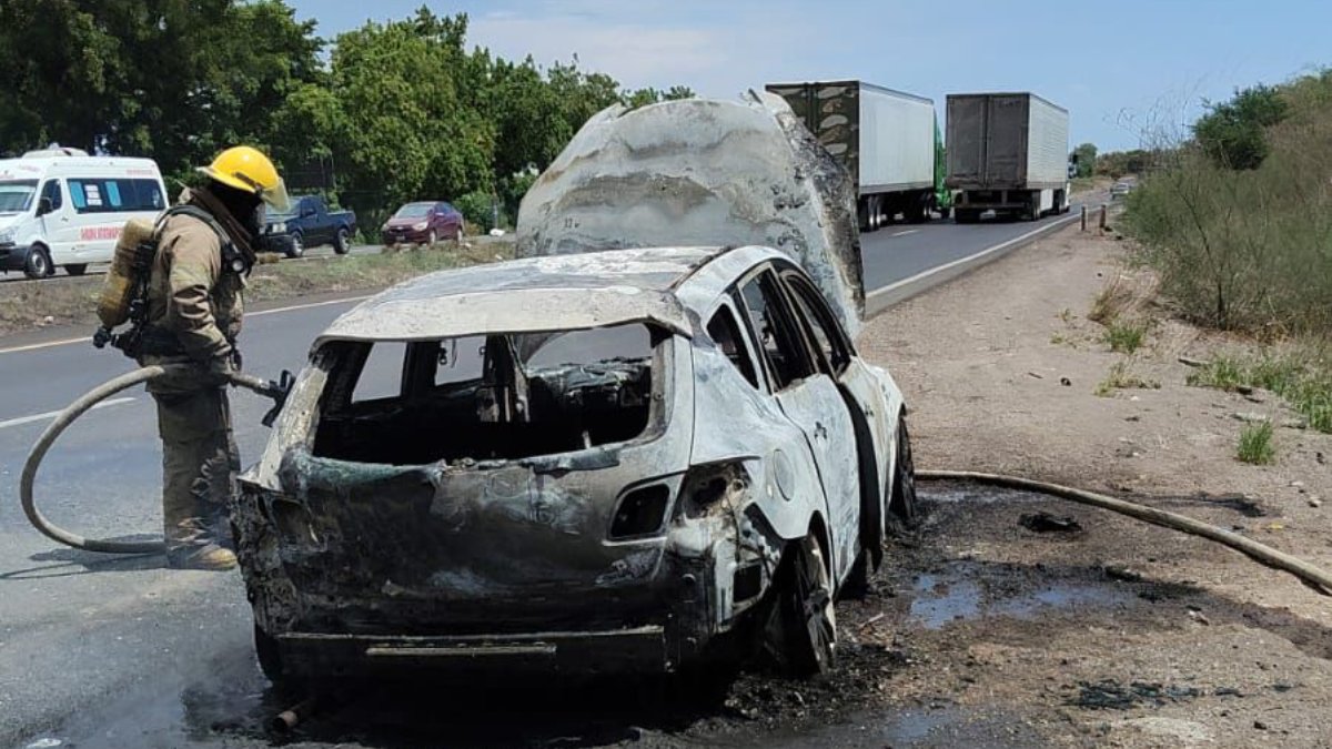 Se incendia vehículo en la México 15 y el entronque del ejido El Porvenir