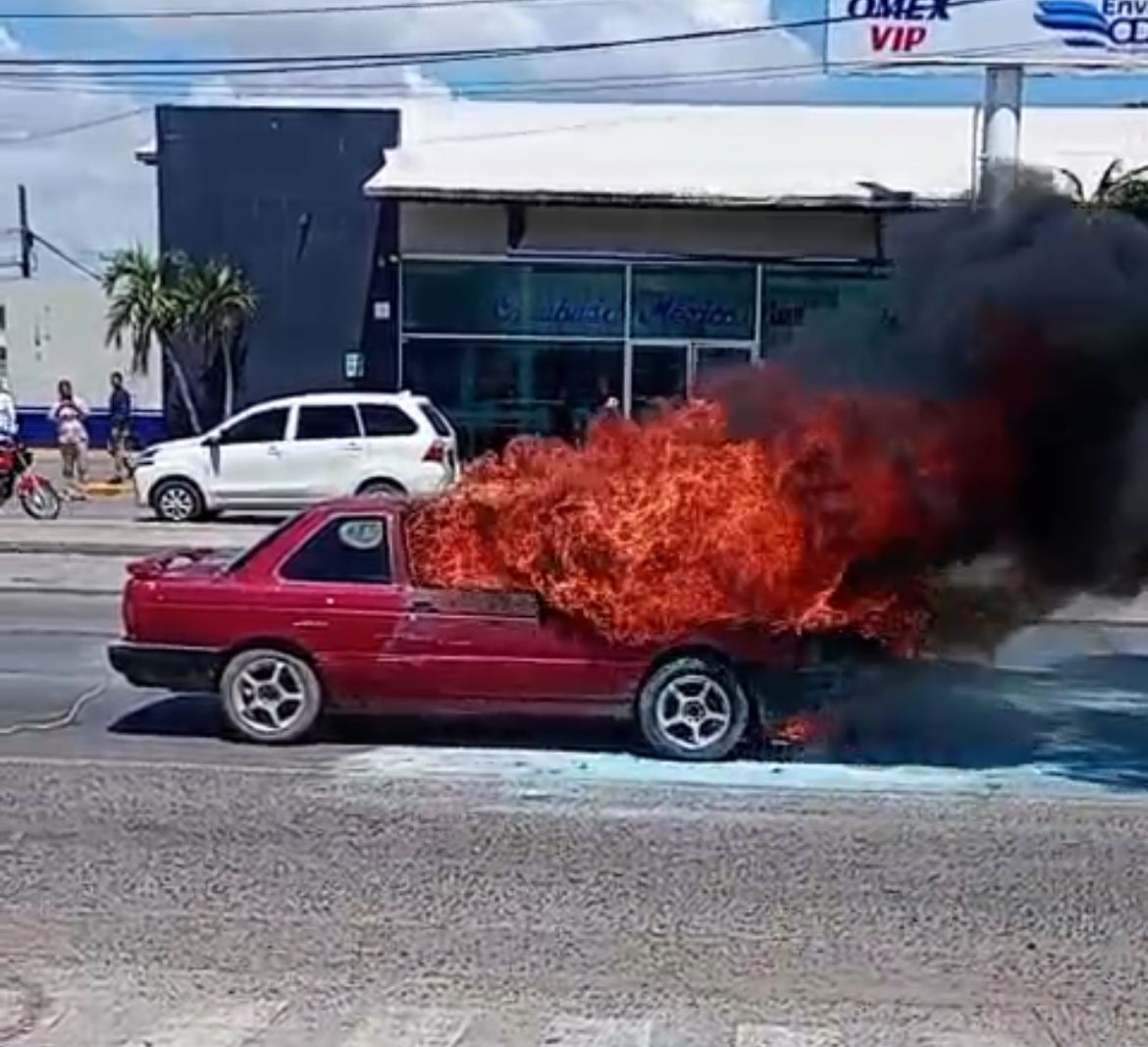 Se incendia vehículo en la colonia Bienestar de Los Mochis