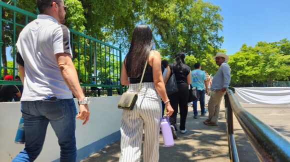 Por manifestación de productores en Palacio de Gobierno se retiran trabajadores de guardia