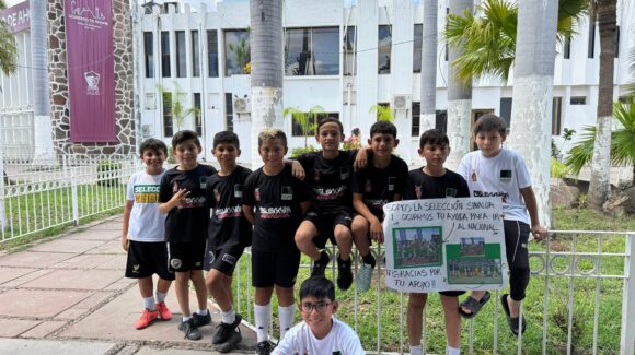Padres de familia aprovechan la reapertura de la alberca en Ahome y piden apoyo al alcalde