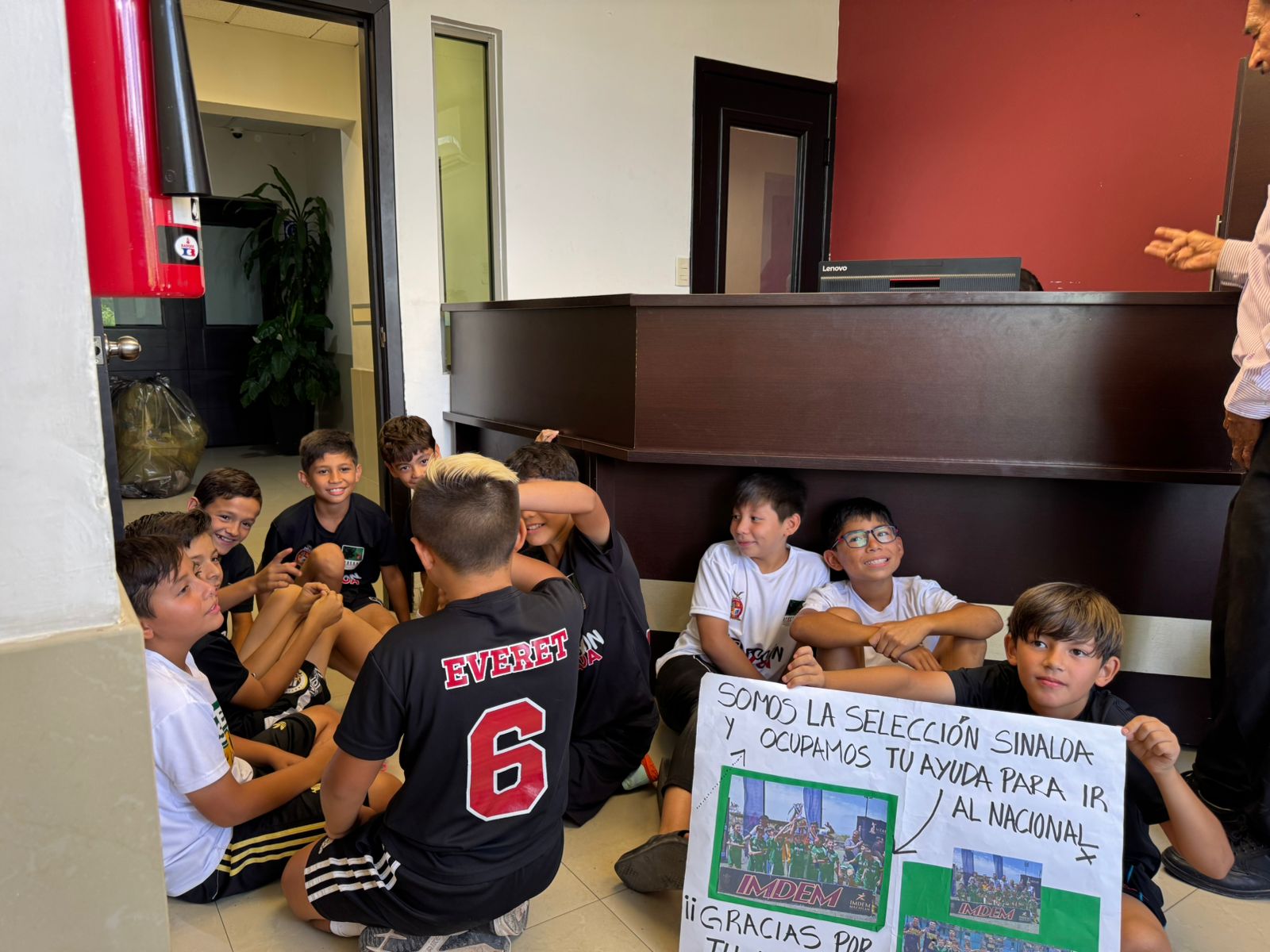 Niños y padres de la selección “Osos 2015” se manifiestan en Palacio Municipal de Ahome en busca de apoyo para asistir al Nacional en Mérida