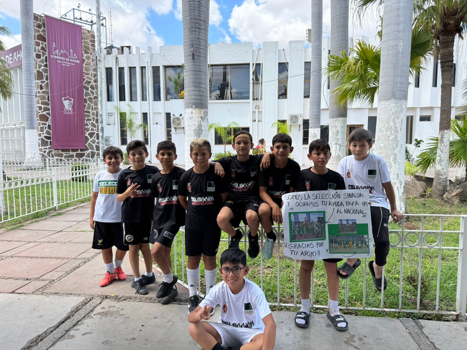 Niños y padres de la selección “Osos 2015” se manifiestan en Palacio Municipal de Ahome en busca de apoyo para asistir al Nacional en Mérida