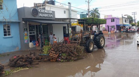 Personal de Servicios Públicos en Mazatlán atiende zonas afectadas tras las lluvias