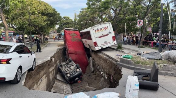 Se abre megasocavón en Guadalajara; cae camión arenero y carro compacto (fotos y videos)