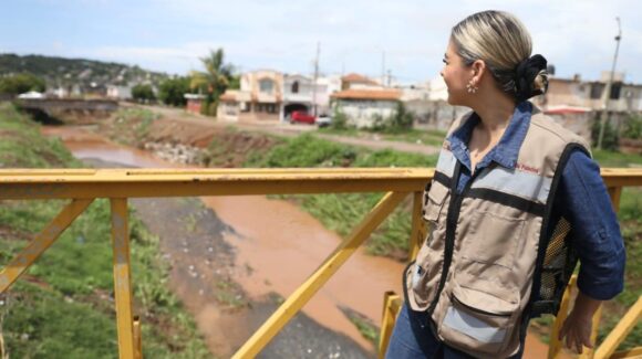 Supervisa Estrella Palacios zonas bajas de Mazatlán tras lluvias