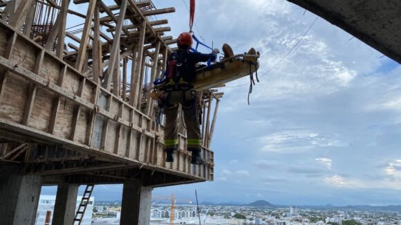 Trabajador cae tres pisos de una obra y queda empalado en una varilla en Mazatlán