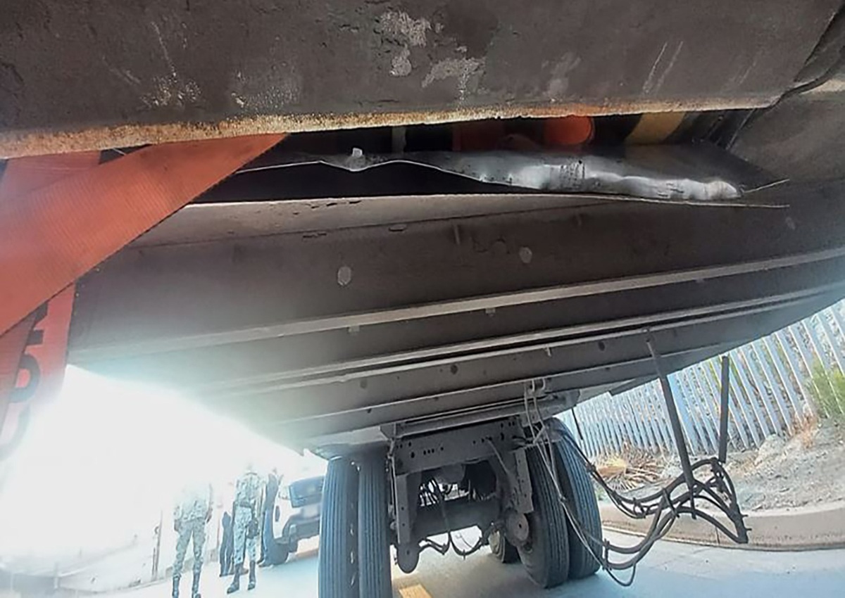 Tráiler con caja modificada donde transportaban metanfetamina