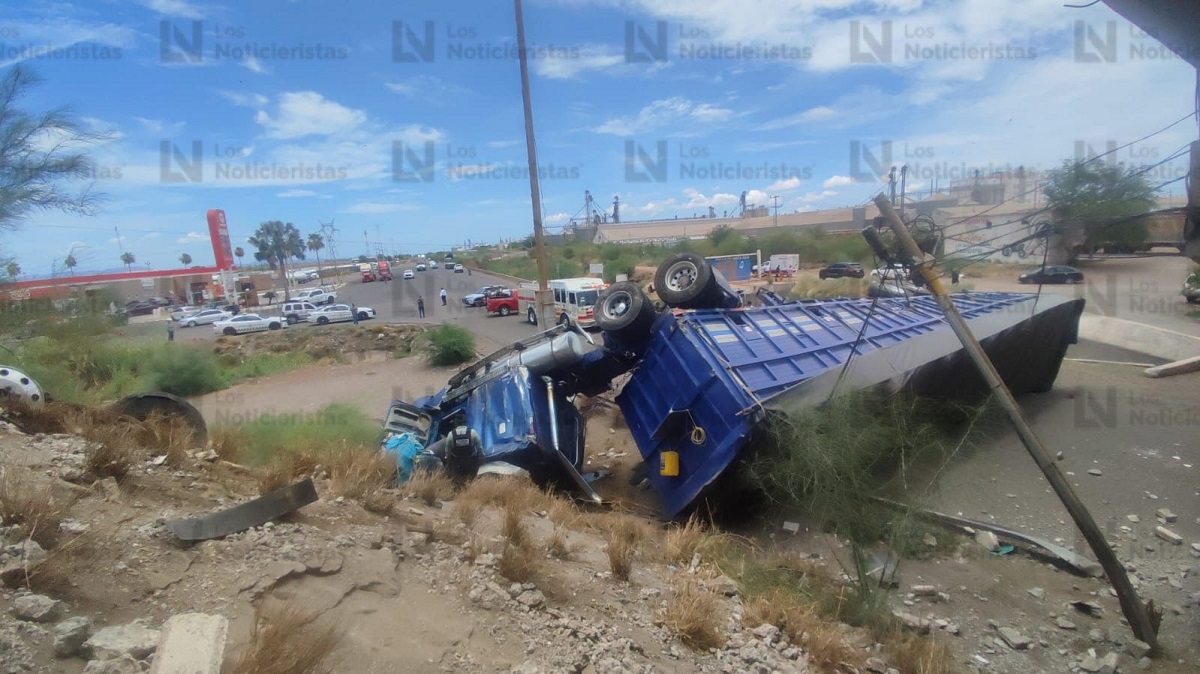 'Volvió a nacer ', trailero sufre falla mecánica y cae de las alturas de desnivel de la México 15 en Los Mochis