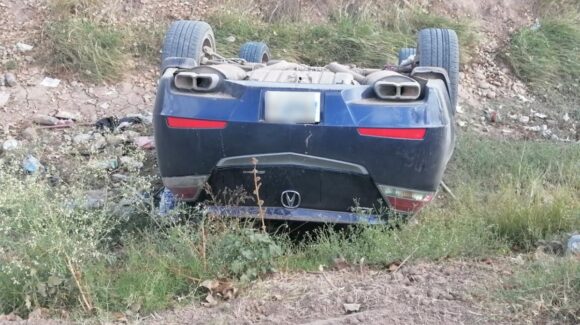 Tres personas lesionadas deja la volcadura de un vehículo en canal de Guasave