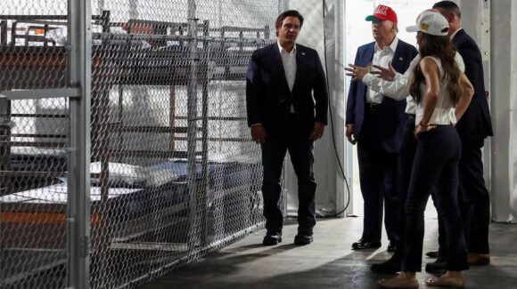 Trump inaugura ‘Alligator Alcatraz’ centro de detención rodeado de caimanes, en medio de protestas