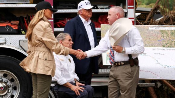 Trump recorre Kerrville en Texas tras desastre que dejó más de 120 muertos